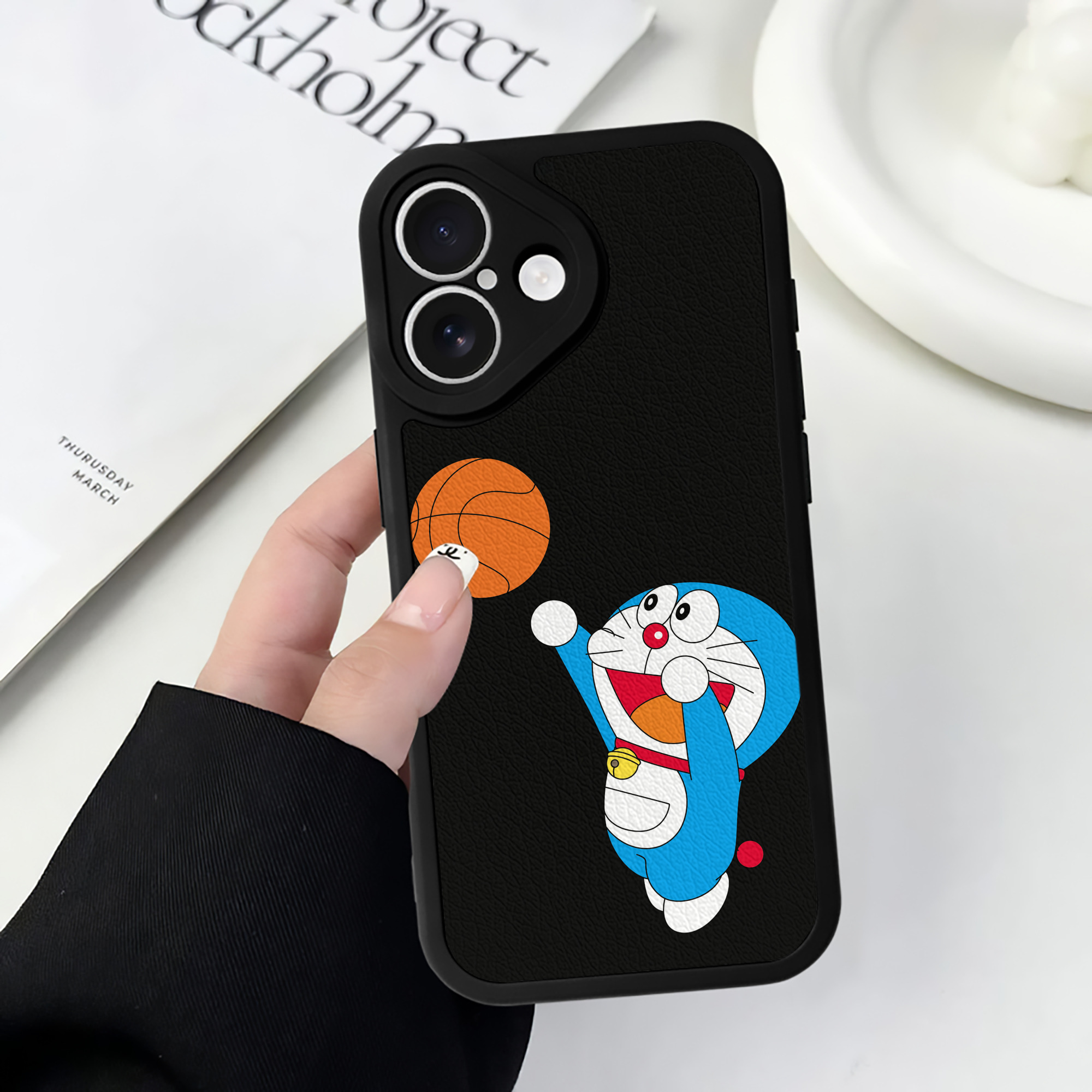 （画像用） ドラえもん Doraemon 【iPhone 16シリーズ対応】シリコンスマホケース（レザー調） 材質：シリコン